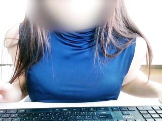 【日本人オナニー】巨乳美女が自宅で仕事中にムラムラオナニー　クンニ想像してたらお潮勝手に出ちゃった????