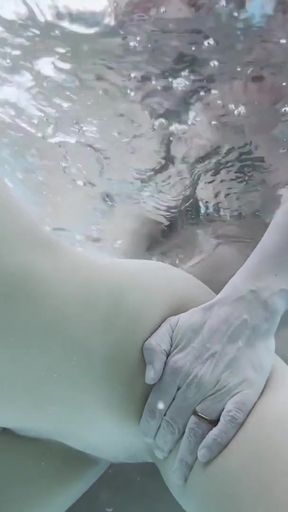 Underwater real couple fuck   Clip 1