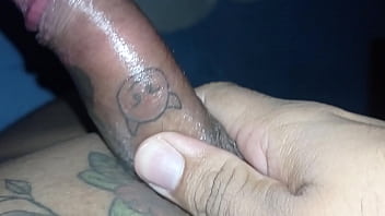 Ponheta e gozada boa com meu pau tatuado.