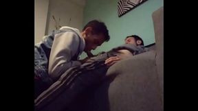 Deliciosa mamada a macho peludo en el sill&oacute_n... Al final me la apoya.