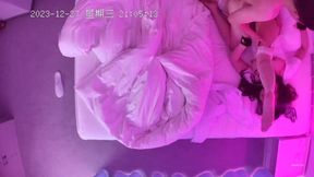前方高能量最新酒店偷拍既漂亮又很騷的妹子真難得，漂亮女孩穿情趣護士裝，叫床很騷 床頭幹到床位
