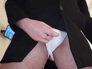 ASSOLO - UOMO ELEGANTE SI MASTURBA SFILANDOSI LENTAMENTE GLI SLIDE BIANCHI - SEGA CAZZO GROSSO E INTENSA SBORRATA