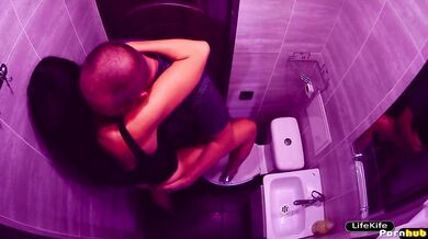 Night club toilet makes her cum before blackout