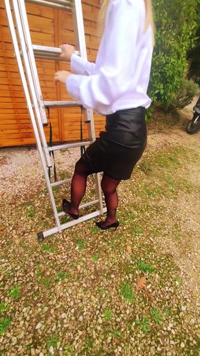 A colleague sends me his girlfriend.  A stuck little Milf who learns to let loose in bed.  She gets excited on my body.   Clip 1