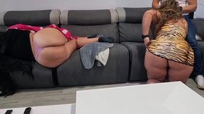 me folle a su amiga mientras ella estaba acostada en el sofa!