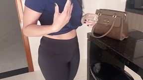 comi a faxineira gostosa que minha mulher contratou para limpar nossa casa