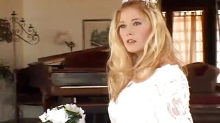 Adam anal olarak esmer iri kıçlı Daphne Rosen, Isabel Ice, Michelle B. ve Rhiannon Ryder'ı üçlüde piercing ile beceriyor