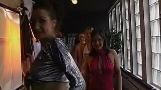 Amateur meisje met grote borsten en kousen krijgt een ruige anale penetratie van een groepsseksgroep.