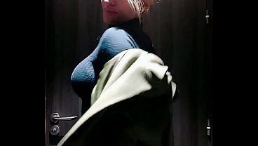 J'_adore me balader partout sans culotte et me caresser