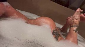 j’ai rarement vu une baignoire aussi grande, je pense qu’on tient largement ...