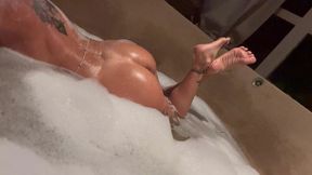 j’ai rarement vu une baignoire aussi grande, je pense qu’on tient largement ...