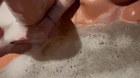 j’ai rarement vu une baignoire aussi grande, je pense qu’on tient largement ...