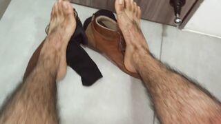 Masculine soles. Contemplating this lumberjack soles and fur covered gams. Slurp it or scent it?