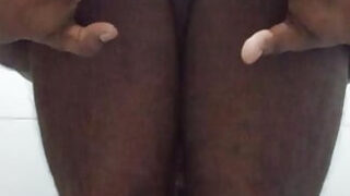 69, deepthroat, black, bathroom, russian girl – openbare BDSM-clip van amateur jonge Russische homoseksuele prostituee die masturbeert