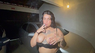 Olha o que ela faz escondido na garagem.