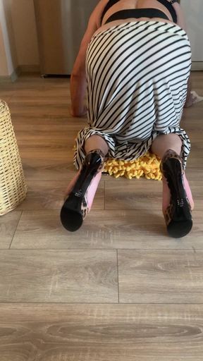 I Watched My Stepmother's Ass While She Was Mopping the Floor