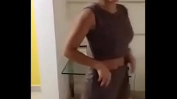 Loira gostosa tirando a roupa