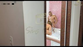 marido chega igual um corno manso para nao atrapalhar sua esposa puta - corno filma no flagrante sua esposa dando na banheira para um preto super dotado