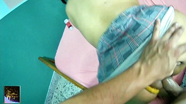 Me citaron a clases de regularización a casa de la maestra y termine aprendiendo a follarle la cara y adoptar sus ricas nalgas