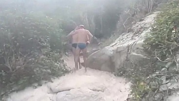 Fizemos uma putaria gostosa na trilha abandonada em Arraial do cabo