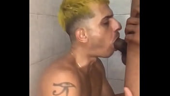 Mamei o novinho que estava soltando pipa na minha rua