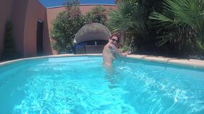 coucou mes fans, un petit plongeon avec moi dans la piscine???