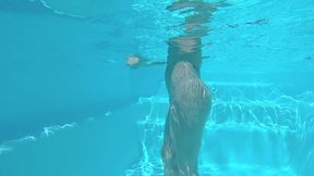 coucou mes fans, un petit plongeon avec moi dans la piscine???