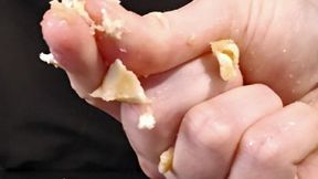 [Food Crush Hand] Greasy Mini Donut - Slow Crush (including finger rubbing)