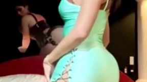 quieres ver como me masturbe y lo disfrute demasiado porque se me pone bien caliente mi gran culo despues de cachondearme un poco