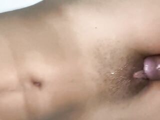 Mi padrastro rosa su pene en mi pussy y luego me lo mete mientras estamos solos en casa