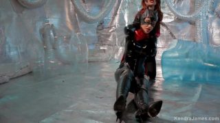 La cosplayer de Batwoman domina a Catwoman y se burla de su coño