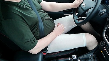 Sexy durchsichtige weiße Short beim Autofahren