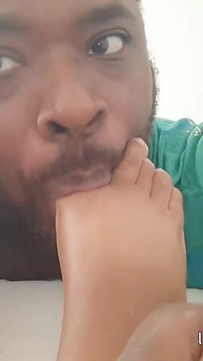 Masseuse Gets Her Redbone BBW Feet, Belly, N Titties Sucked on with Dia's 1st Footjob