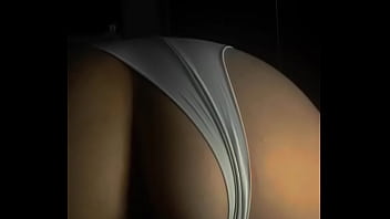 Enteado conseguiu gravar madrasta com a calcinha de ladinho no escuro do quarto se masturbando de quatro estilo dogging com sua buceta grande e gemendo com c&acirc_mera escondida