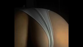 Enteado conseguiu gravar madrasta com a calcinha de ladinho no escuro do quarto se masturbando de quatro estilo dogging com sua buceta grande e gemendo com c&acirc_mera escondida