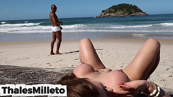 Levei a gostosa para uma praia deserta, ficou t&atilde_o louca de prazer que acabou sedendo o cuzinho pra eu meter