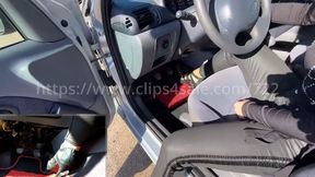 Laetitia discovers the Clio # 2 - PIP over shoulder