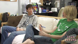 Молоденькие Кит Коннер и Престон Эндрюс с пирсингом трахаются в задницу