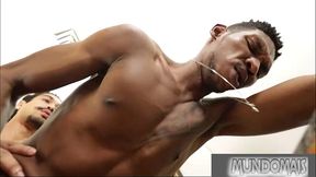 interracial  fazendo sexo com o seguranca do hotel!