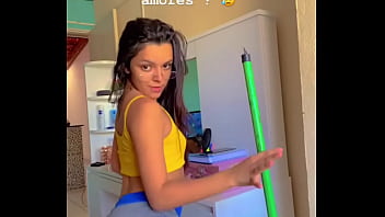 Ninfeta dan&ccedil_ando de shortinho socado