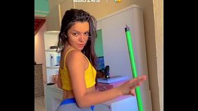 Ninfeta dan&ccedil_ando de shortinho socado