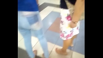 Gostosa andando no shopping