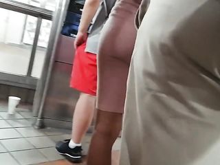 BIG BOOTY CANDID IN TIGHT DRESS