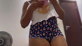 Empregada colocou shortinho curto pra provocar o patr&atilde_o