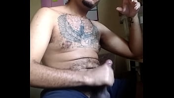 Batendo punheta enquanto fuma