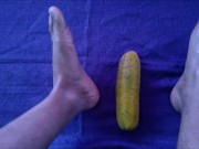 Masturbando un pepino con los pies