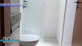 em belo dia chuveiro de uma coroa quebrou ela ligou para o vizinho do apat para concerta chueviro.