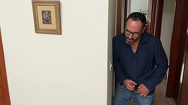 Mulher engana o marido fodendo com o seu costureiro
