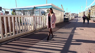 A Marseille, l'incroyable Lylou réchauffe l'atmosphère de manière ultra sexy !
