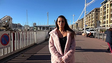 A Marseille, l'incroyable Lylou réchauffe l'atmosphère de manière ultra sexy !